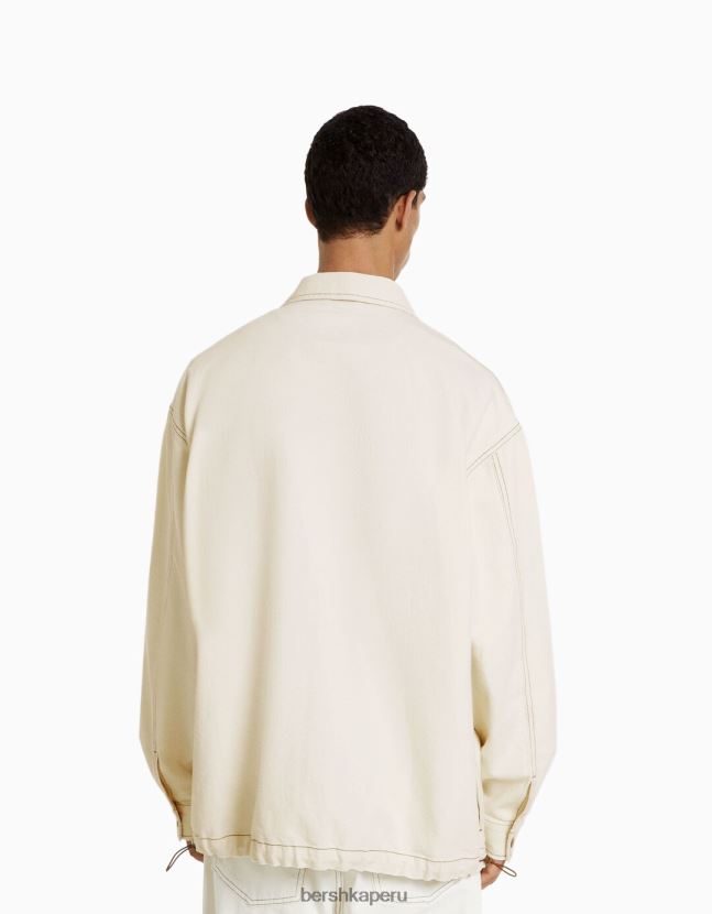 crema Bershka hombres sobrecamisa vaquera de manga larga con hilos en contraste y stoppers 806J6B2934