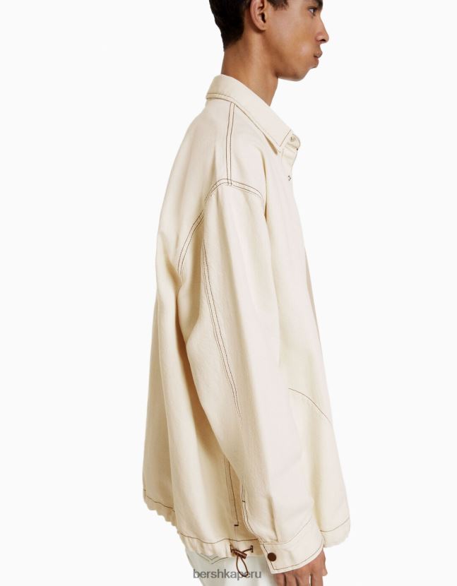 crema Bershka hombres sobrecamisa vaquera de manga larga con hilos en contraste y stoppers 806J6B2934