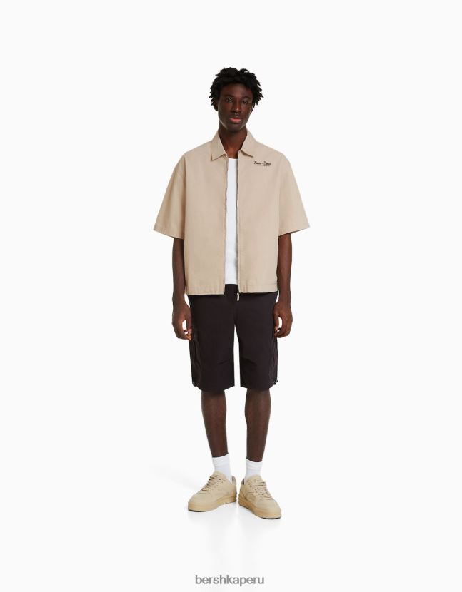 exclusivo Bershka hombres camisa de manga corta con bordado 806J6B2875