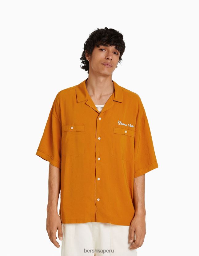 mostaza Bershka hombres camisa de manga corta con estampado en la espalda 806J6B2914