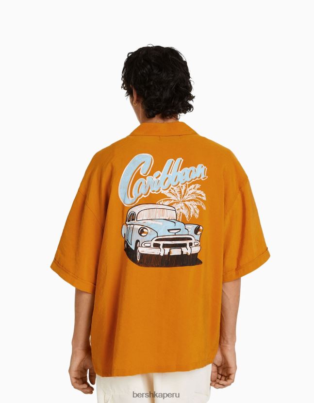 mostaza Bershka hombres camisa de manga corta con estampado en la espalda 806J6B2914