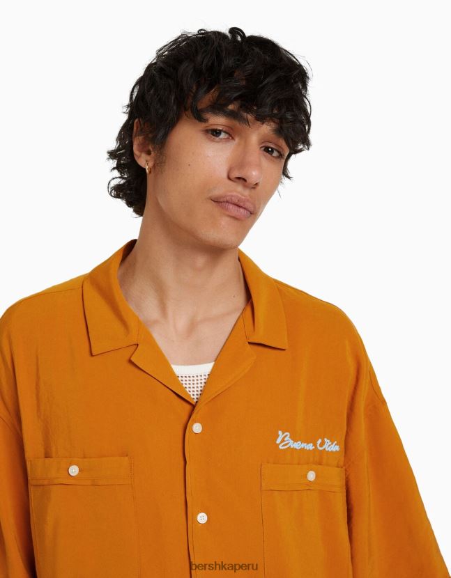 mostaza Bershka hombres camisa de manga corta con estampado en la espalda 806J6B2914