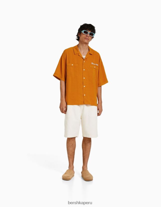 mostaza Bershka hombres camisa de manga corta con estampado en la espalda 806J6B2914