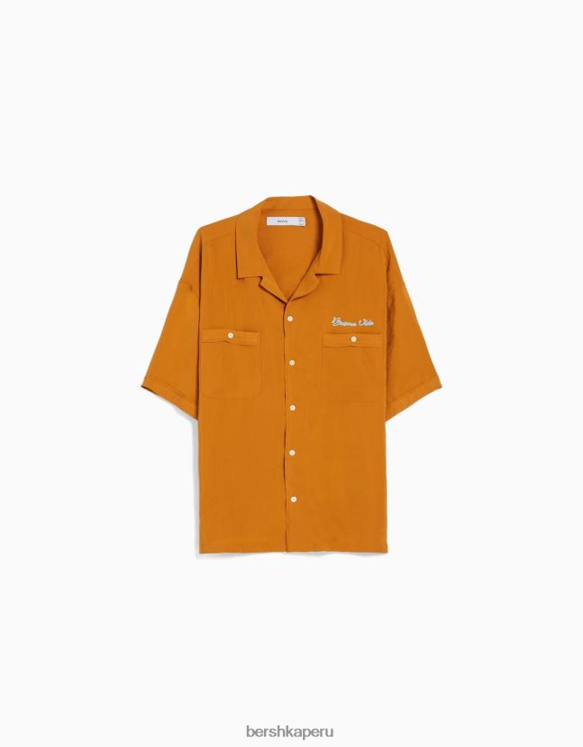 mostaza Bershka hombres camisa de manga corta con estampado en la espalda 806J6B2914