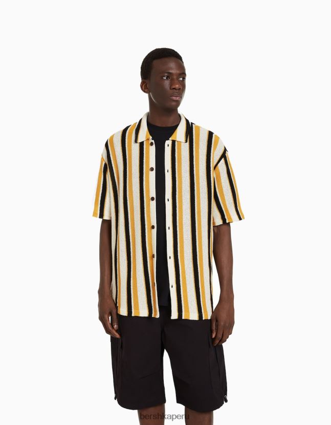 mostaza Bershka hombres camisa rústica de manga corta con estampado de rayas verticales 806J6B2898