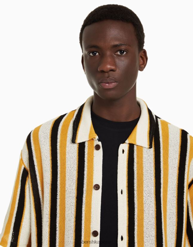 mostaza Bershka hombres camisa rústica de manga corta con estampado de rayas verticales 806J6B2898