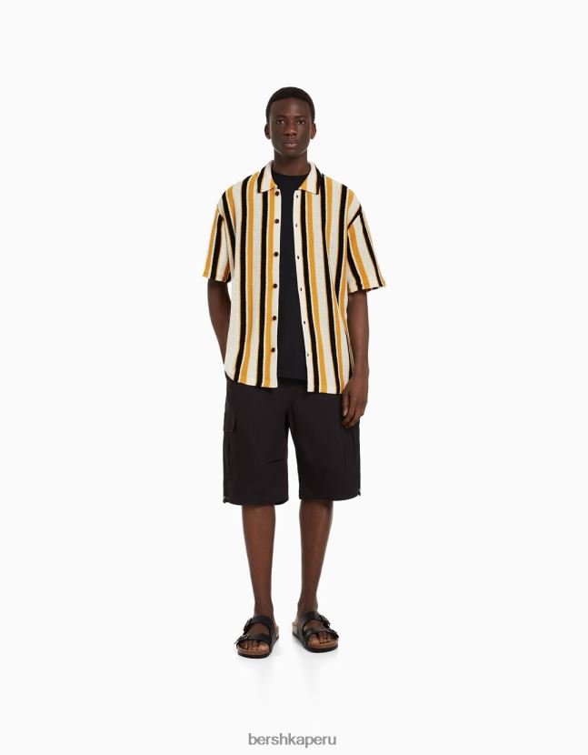 mostaza Bershka hombres camisa rústica de manga corta con estampado de rayas verticales 806J6B2898