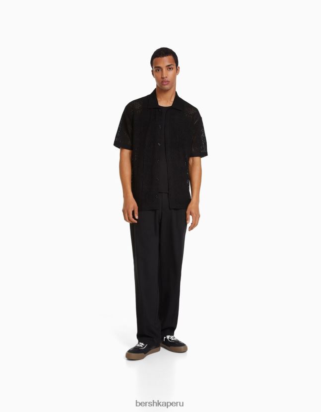 negro Bershka hombres camisa de crochet floral negra 806J6B2922