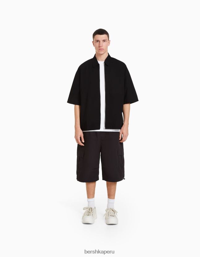 negro Bershka hombres camisa de manga corta con cremallera 806J6B2912