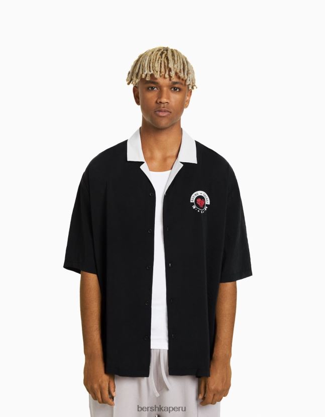 negro Bershka hombres camisa de manga corta con estampado de boxeo en contraste 806J6B2874