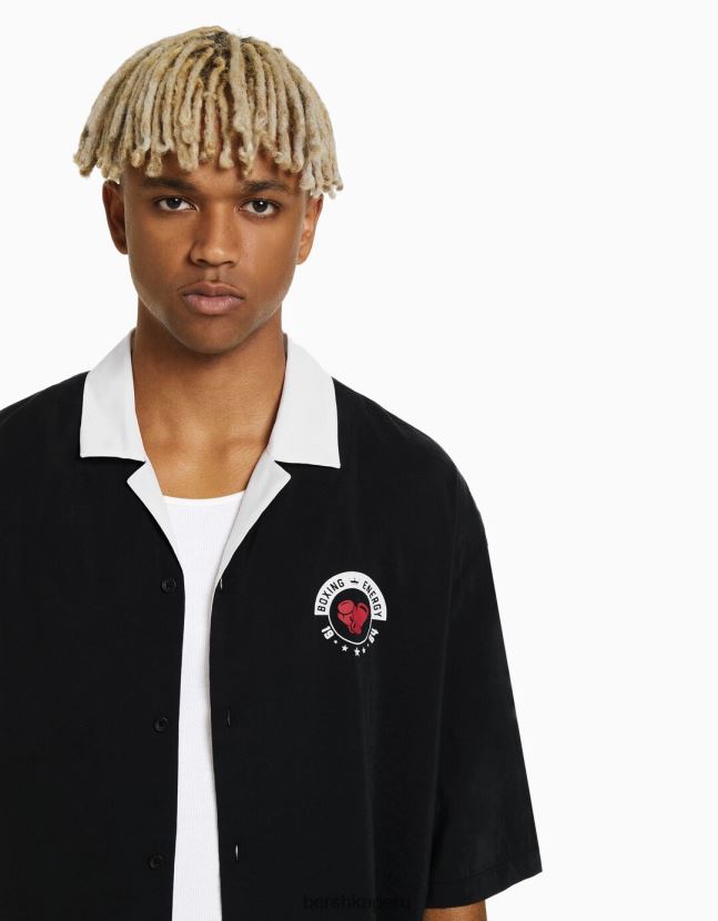 negro Bershka hombres camisa de manga corta con estampado de boxeo en contraste 806J6B2874