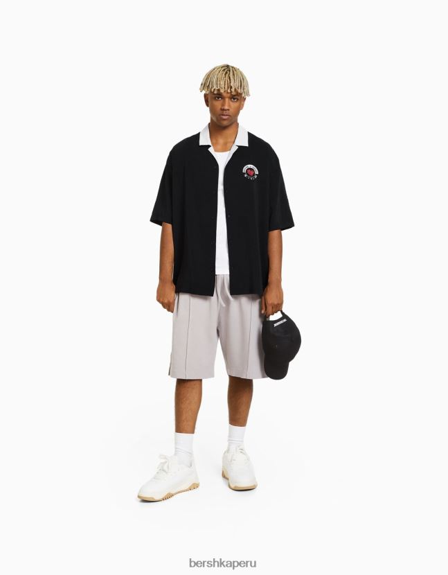 negro Bershka hombres camisa de manga corta con estampado de boxeo en contraste 806J6B2874