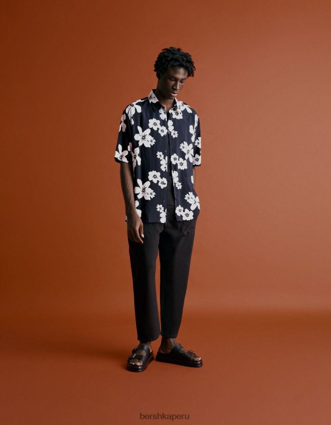 negro Bershka hombres camisa de manga corta con estampado floral 806J6B2891