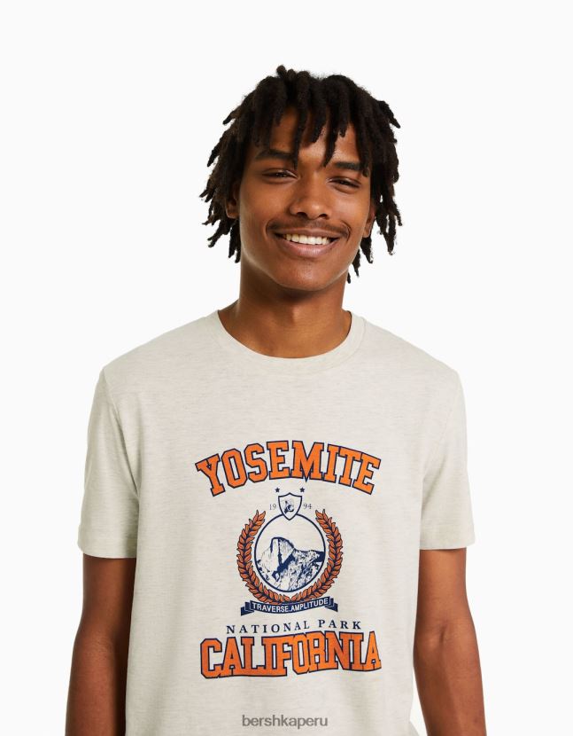beige Bershka hombres camiseta de manga corta con estampado regular fit 806J6B2766