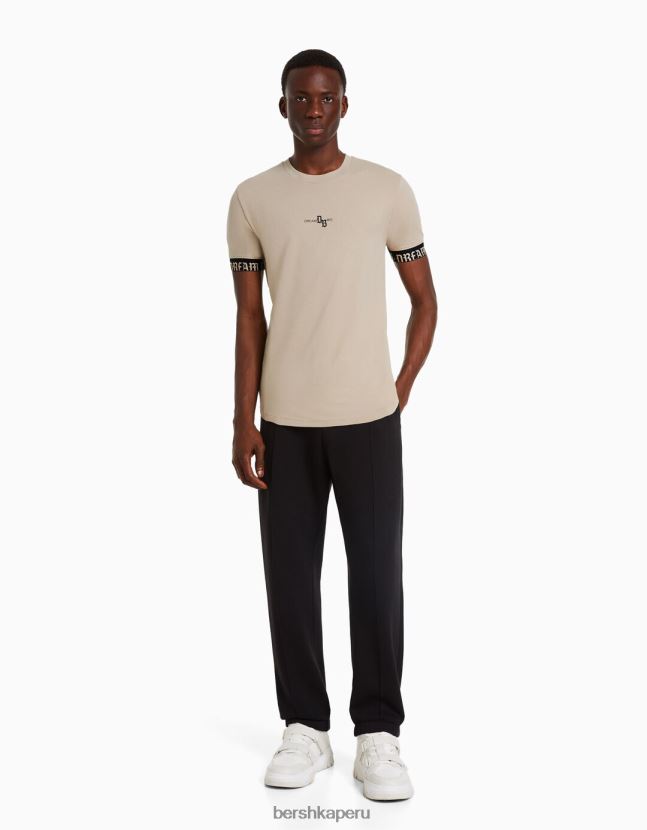 beige Bershka hombres camiseta muscle fit de manga corta con detalle de rayas 806J6B2690