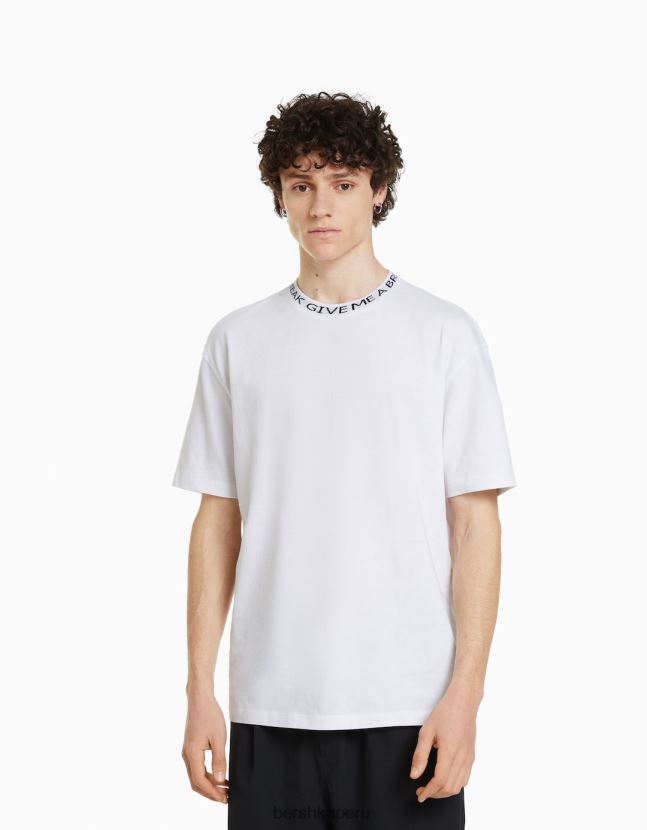blanco Bershka hombres camiseta boxy fit de manga corta con cuello estampado 806J6B2716