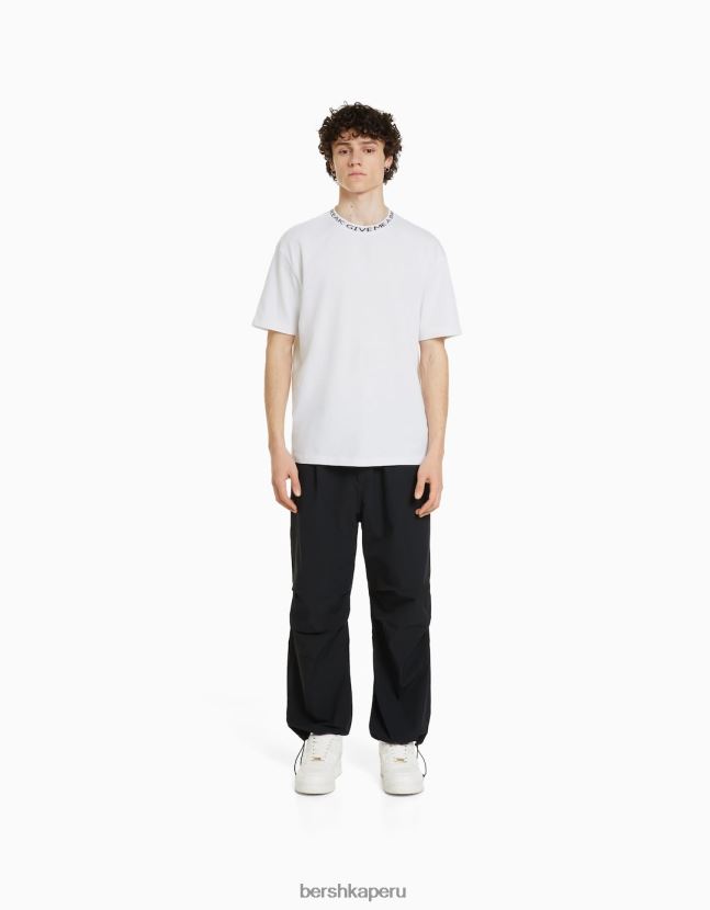 blanco Bershka hombres camiseta boxy fit de manga corta con cuello estampado 806J6B2716