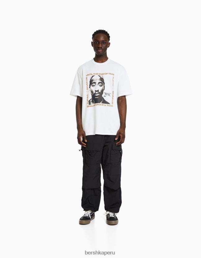blanco Bershka hombres camiseta de manga corta con estampado tupac 806J6B2724