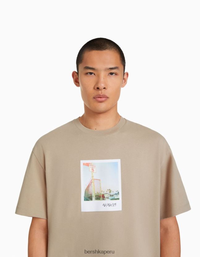 camello Bershka hombres camiseta de manga corta con estampado 806J6B2605