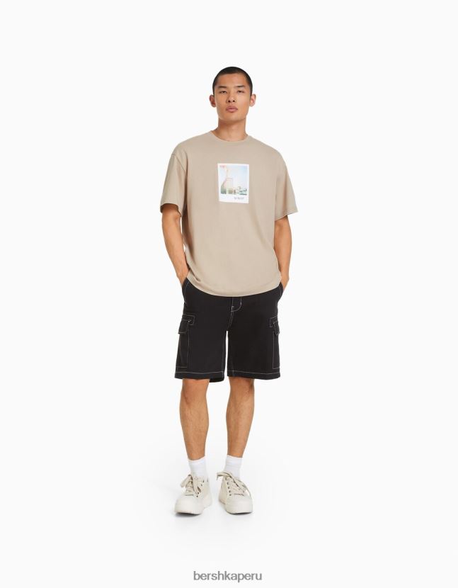 camello Bershka hombres camiseta de manga corta con estampado 806J6B2605