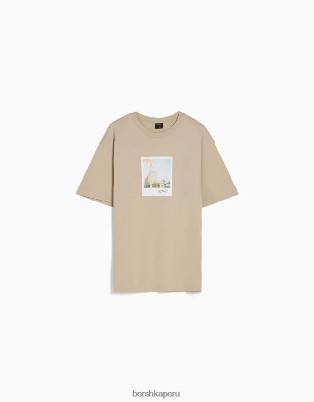 camello Bershka hombres camiseta de manga corta con estampado 806J6B2605