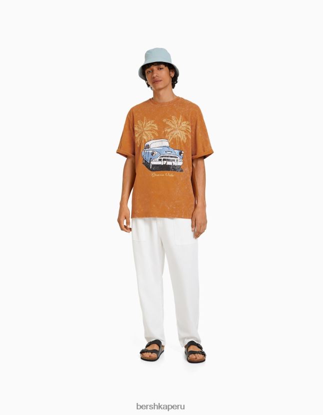 naranja oscuro Bershka hombres camiseta boxy fit estampada con manga corta enrollable 806J6B2712