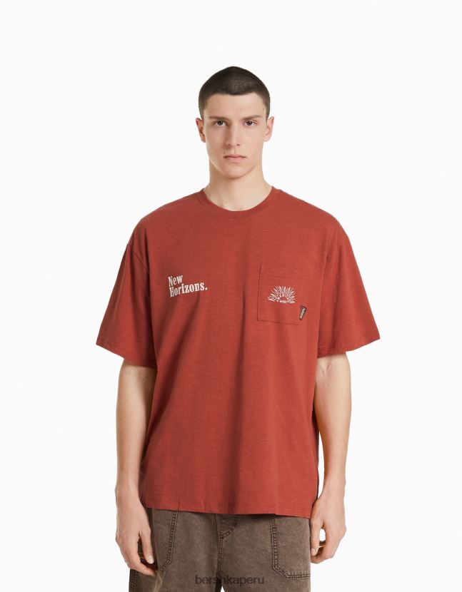 naranja oscuro Bershka hombres camiseta estampada de manga corta con bolsillo 806J6B2834