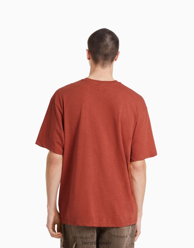 naranja oscuro Bershka hombres camiseta estampada de manga corta con bolsillo 806J6B2834