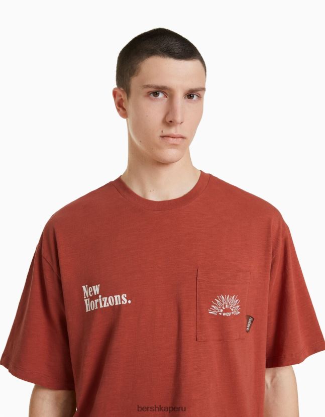naranja oscuro Bershka hombres camiseta estampada de manga corta con bolsillo 806J6B2834