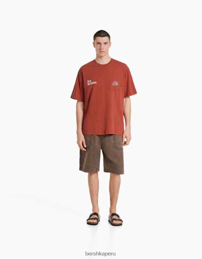 naranja oscuro Bershka hombres camiseta estampada de manga corta con bolsillo 806J6B2834