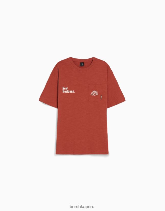 naranja oscuro Bershka hombres camiseta estampada de manga corta con bolsillo 806J6B2834