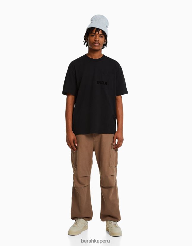 negro Bershka hombres camiseta boxy fit de manga corta con bolsillo 806J6B2657
