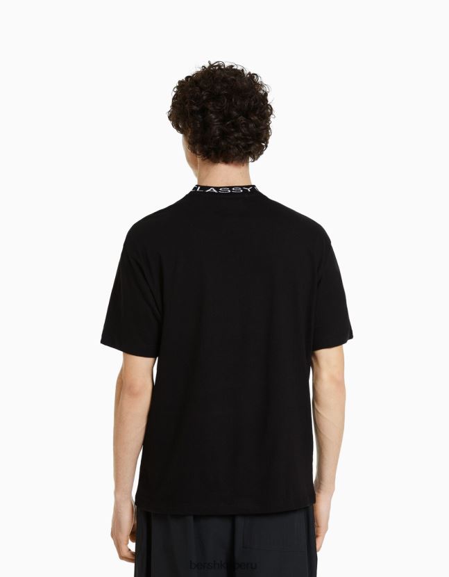 negro Bershka hombres camiseta boxy fit de manga corta con cuello estampado 806J6B2717