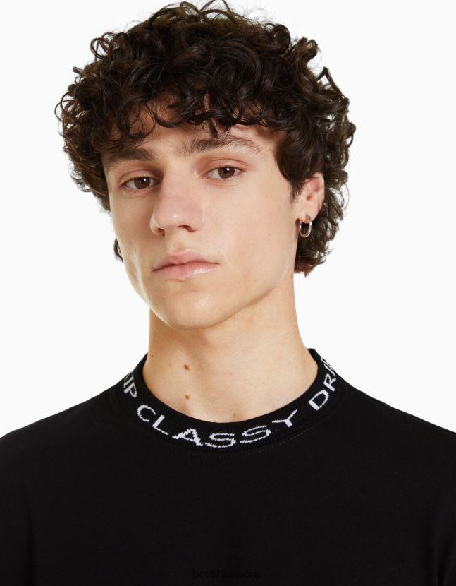 negro Bershka hombres camiseta boxy fit de manga corta con cuello estampado 806J6B2717