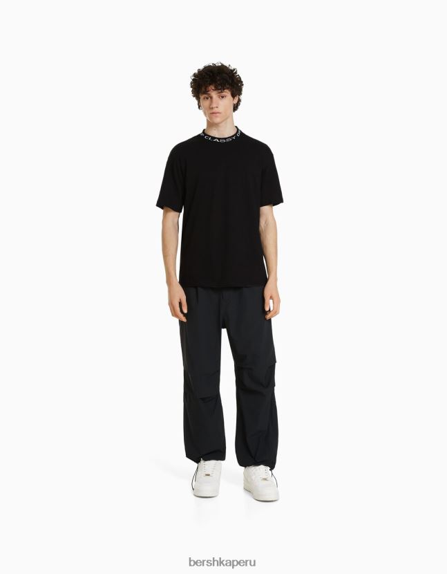 negro Bershka hombres camiseta boxy fit de manga corta con cuello estampado 806J6B2717