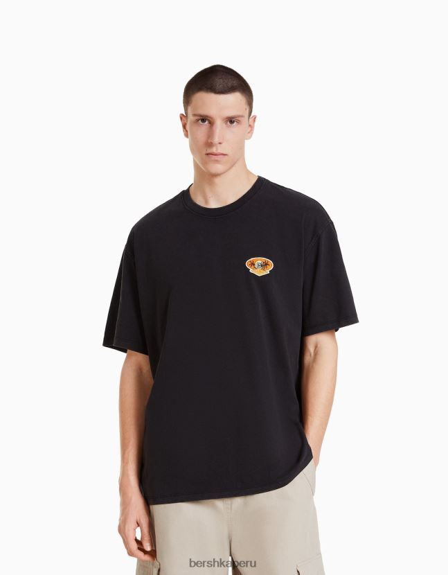 negro Bershka hombres camiseta de manga corta con estampado desteñido y corte cuadrado con parche 806J6B2714