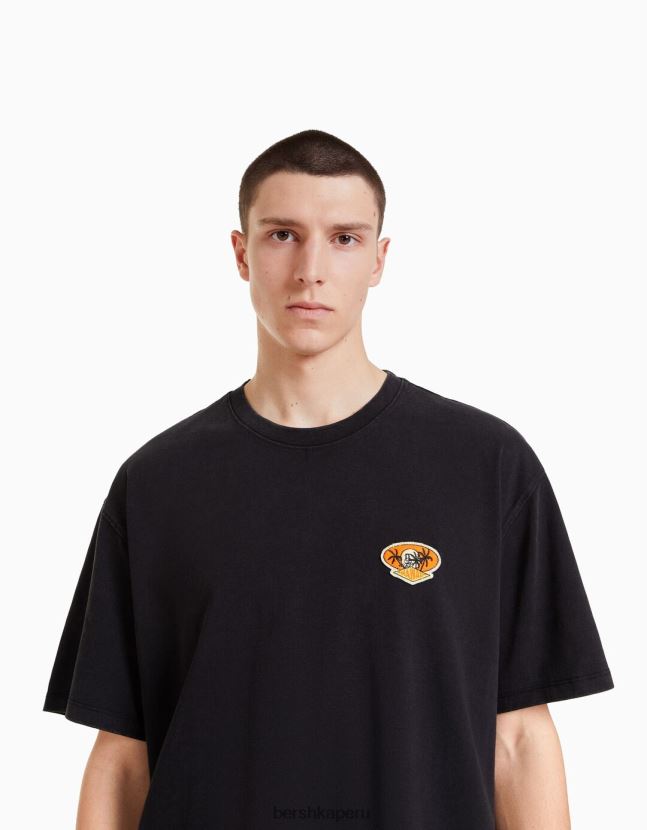 negro Bershka hombres camiseta de manga corta con estampado desteñido y corte cuadrado con parche 806J6B2714