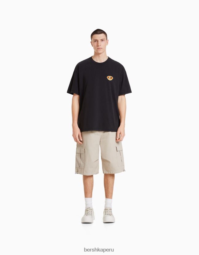 negro Bershka hombres camiseta de manga corta con estampado desteñido y corte cuadrado con parche 806J6B2714