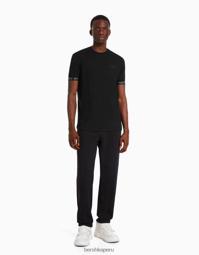 negro Bershka hombres camiseta muscle fit de manga corta con detalle de rayas 806J6B2689