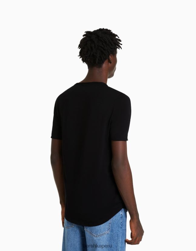 negro Bershka hombres playera de manga corta con ajuste elástico 806J6B2845