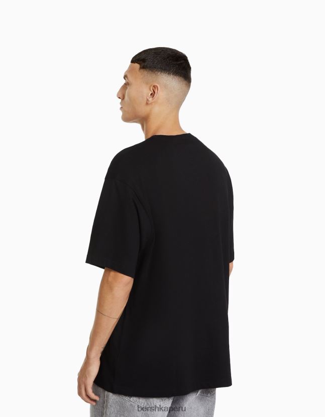 negro Bershka hombres playera de manga corta de corte cuadrado con estampado de anime de los años 90 806J6B2733