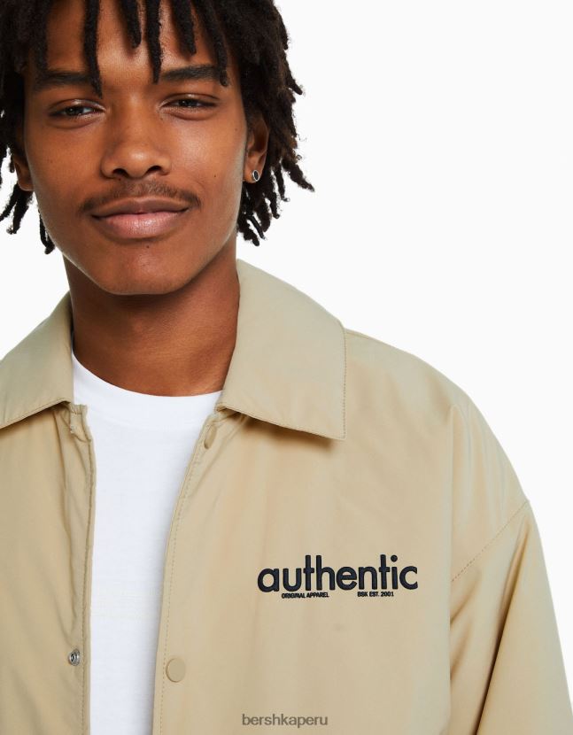 camello Bershka hombres chaqueta con estampado en la espalda 806J6B3049