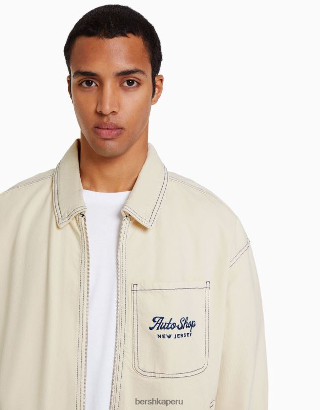 crema Bershka hombres chaqueta de algodón bordada con costuras en contraste 806J6B3076