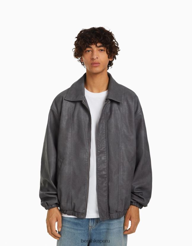 gris Bershka hombres chamarra oversize de piel sintética con efecto envejecido 806J6B3082