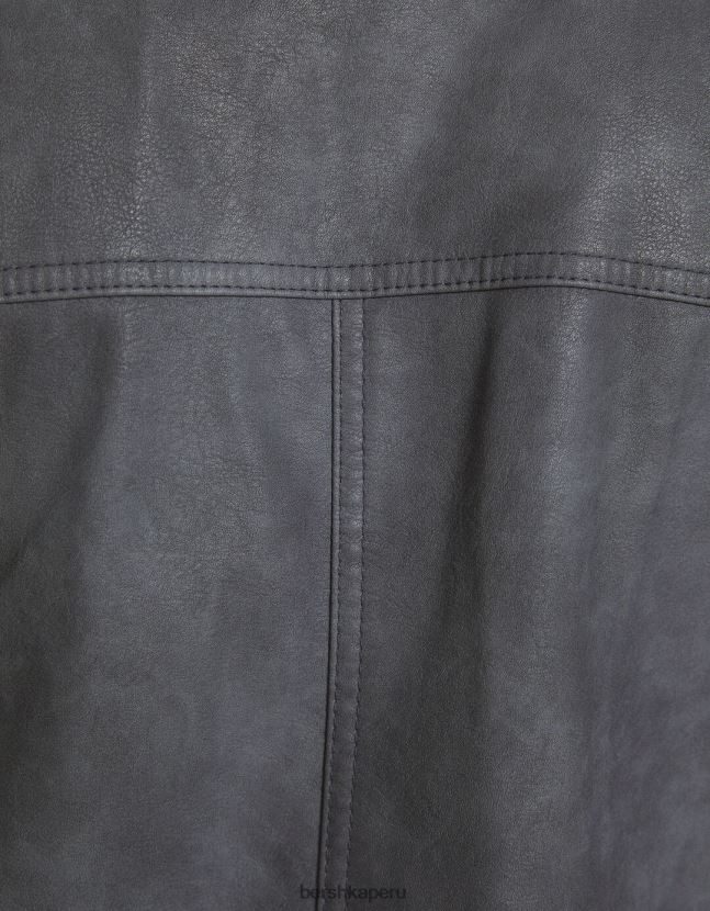 gris Bershka hombres chamarra oversize de piel sintética con efecto envejecido 806J6B3082