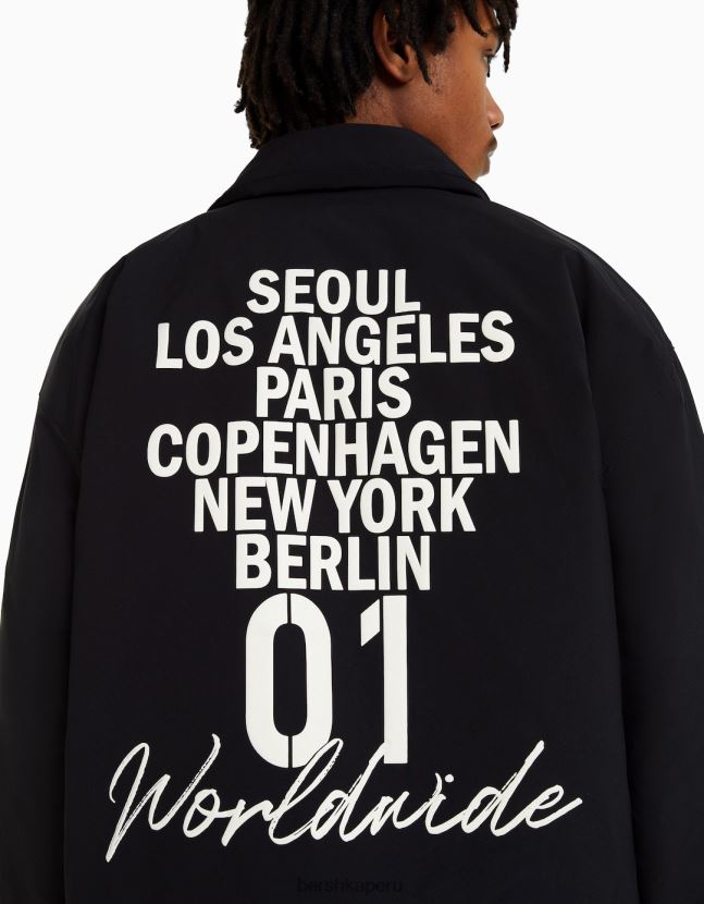 negro Bershka hombres chaqueta con estampado en la espalda 806J6B3048