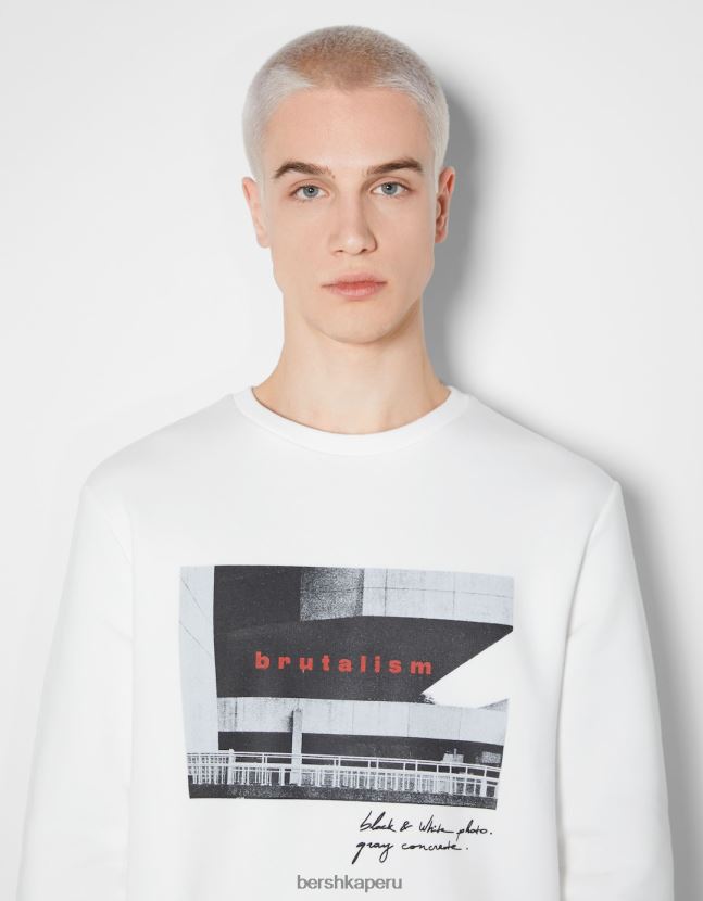 blanco Bershka hombres sudadera easy fit con estampado fotográfico 806J6B2979