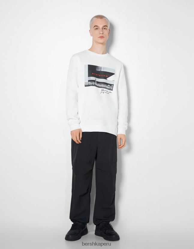 blanco Bershka hombres sudadera easy fit con estampado fotográfico 806J6B2979