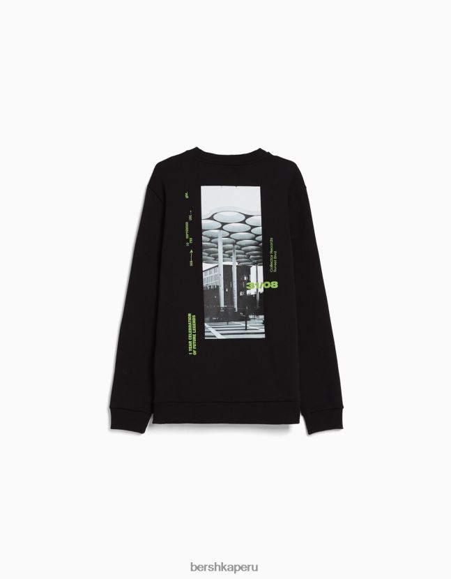 negro Bershka hombres sudadera easy fit con estampado fotográfico 806J6B2980