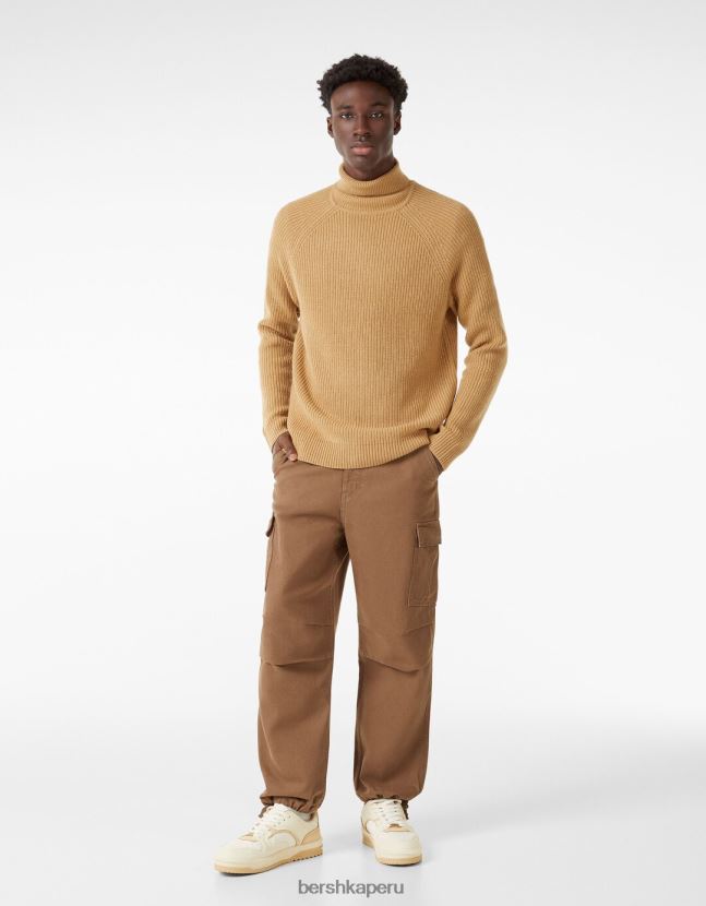 camello Bershka hombres suéter grueso con cuello alto 806J6B3017